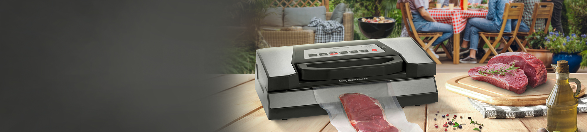 Sommerzeit ist Grillzeit, Vakuumierer abgebildet mit geselliger Runde draußen