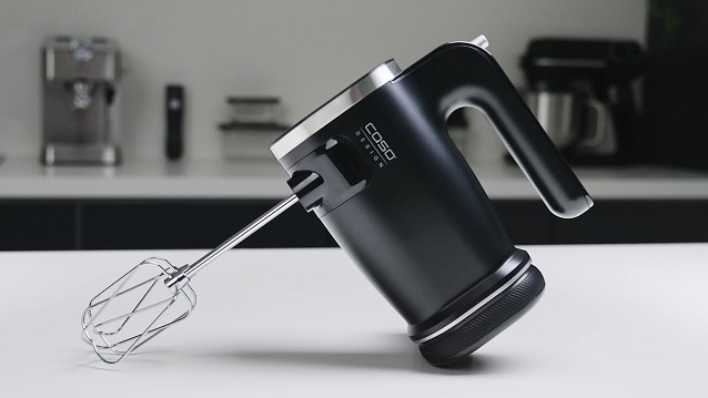 Schwarzer Handmixer auf einer weißen Oberfläche mit Caso Design Logo.