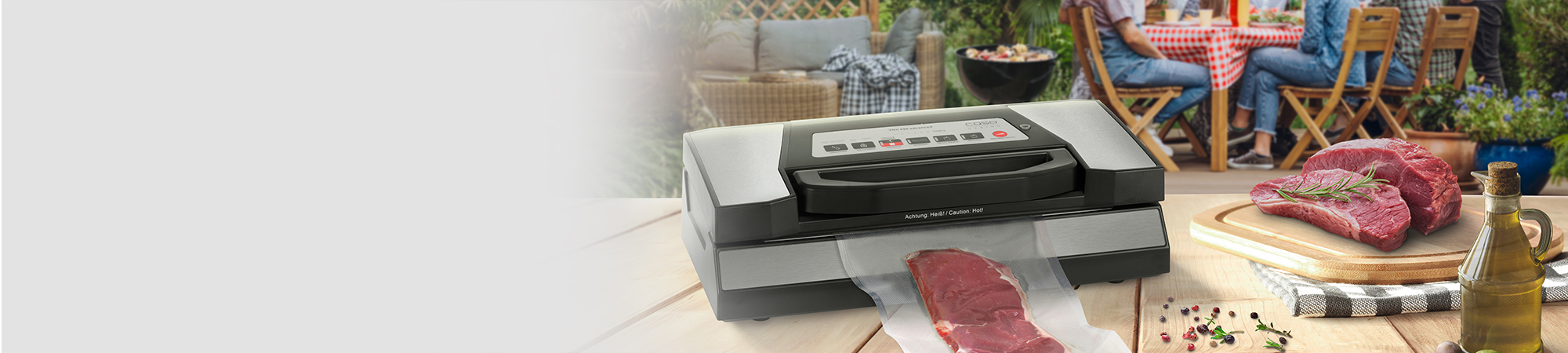 Sommerzeit ist Grillzeit, Vakuumierer abgebildet mit geselliger Runde draußen