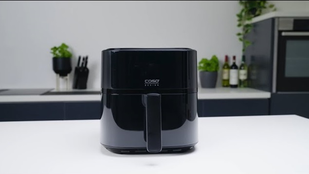 Schwarze Caso Design Heißluftfritteuse auf weißem Tisch in der Küche.