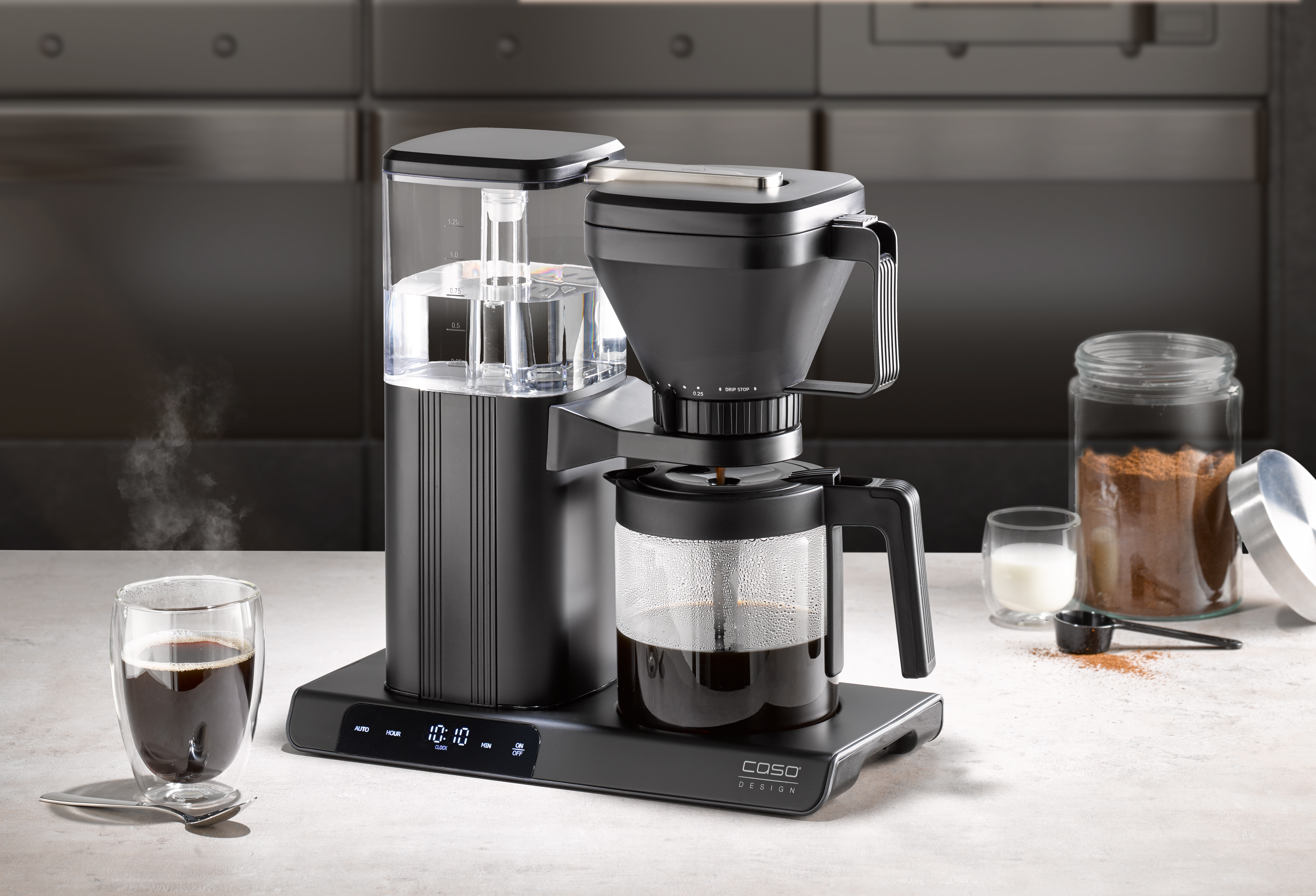 Kaffeemaschine mit Zubehör, Glas, Milch, Kaffeepulver, Uhr, Dampf, Design, schwarz, Küche, Tisch