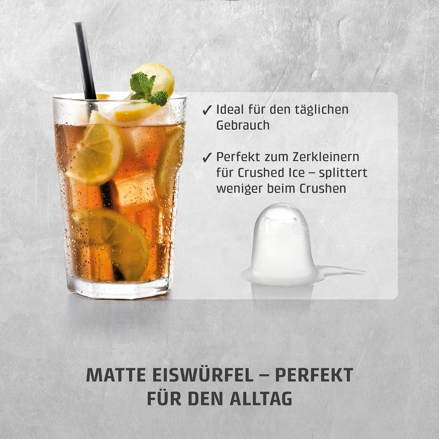 Ein Glas Eistee mit Zitrone und Minze, daneben ein Eiswürfel.