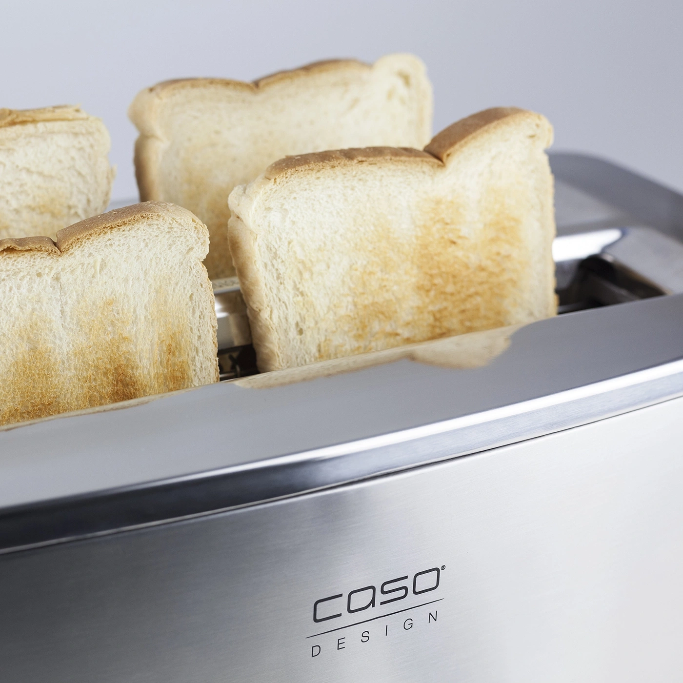 Ein Toaster mit Toastbrot. Nahaufnahme von Toastbrot im Toaster.