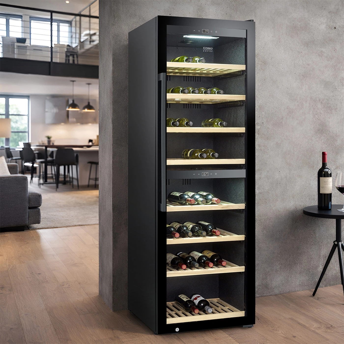 Ein moderner schwarzer Weinkühlschrank mit Holzböden und vielen Weinflaschen.