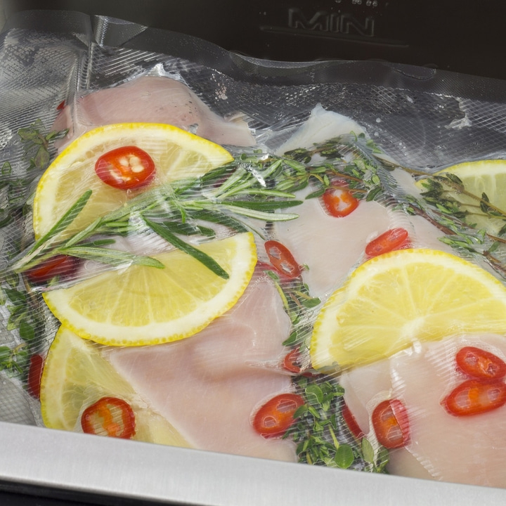Hühnerbrust mit Zitrone, Chili und Kräutern in Vakuumverpackung