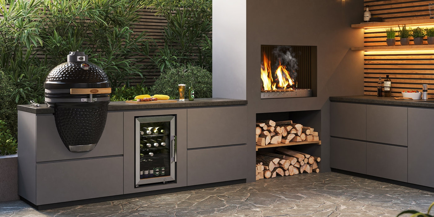 Outdoor-Küche mit Grill, Feuerstelle und Kühlschrank. Gemütliche Atmosphäre im Freien.