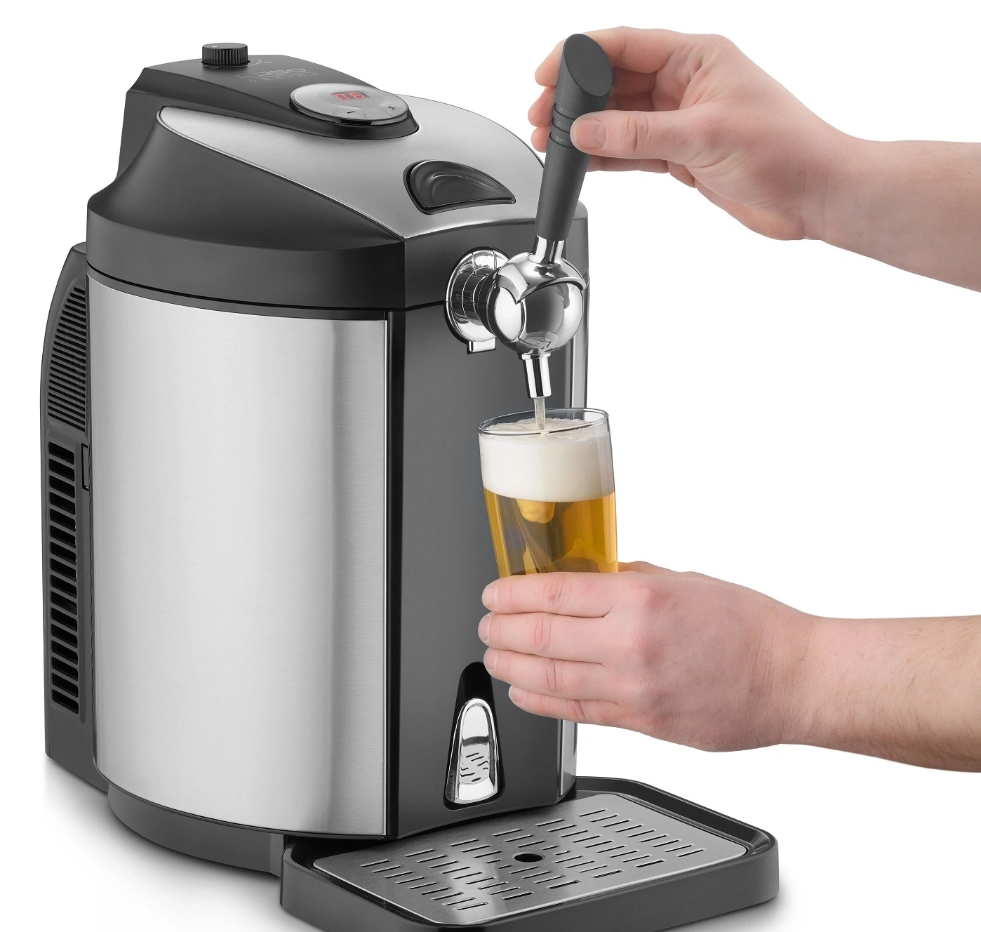 Bierzapfanlage mit Glas, das mit Bier gefüllt wird, von einer Person gehalten.