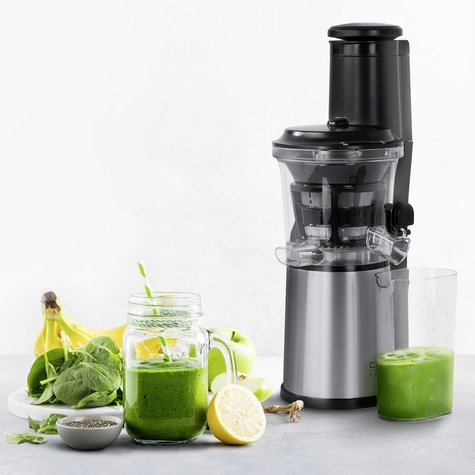 Ein Juicer mit Smoothie, Obst und Gemüse für einen gesunden Lebensstil.