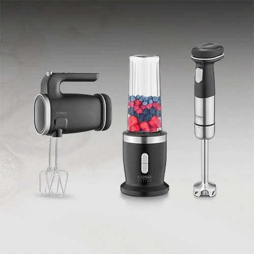 Drei Küchengeräte: Handmixer, Mixer und Stabmixer in Schwarz.