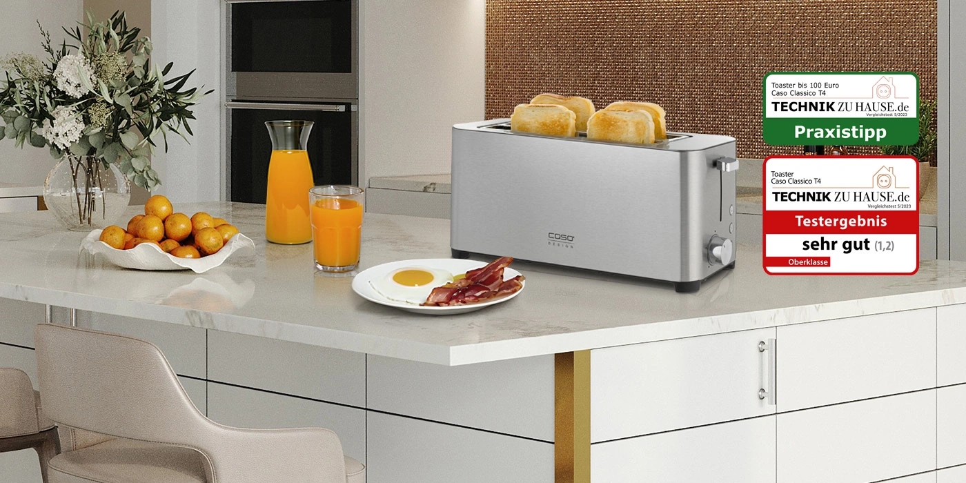 Ein Toaster mit Toast, Eiern und Speck auf einer Küchenarbeitsplatte.