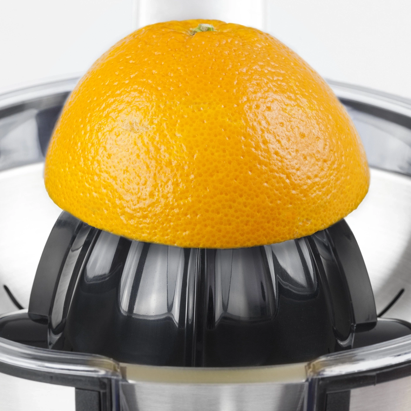 Nahaufnahme einer Orange auf einer Zitruspresse, bereit für Saft.