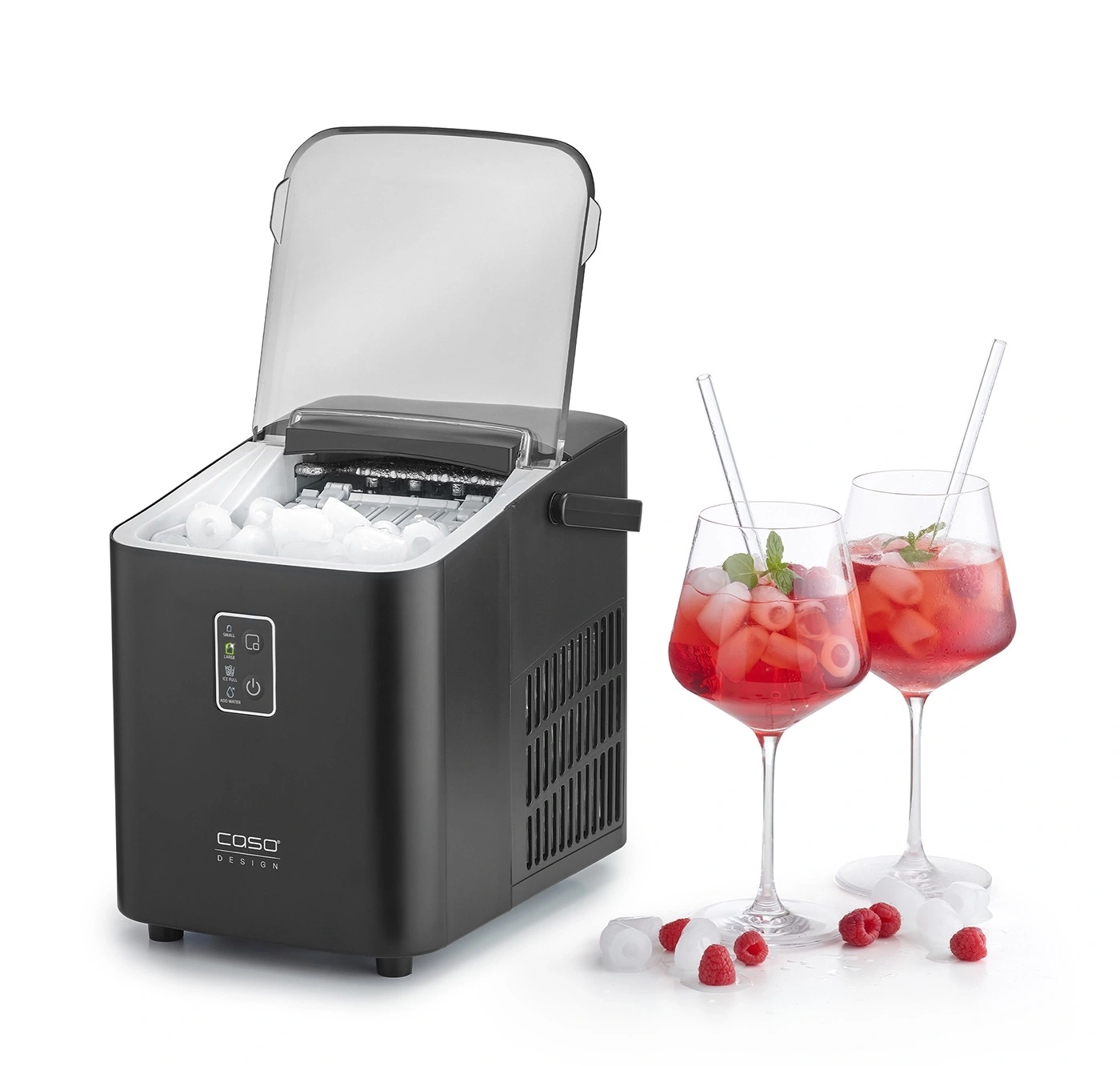 Eismaschine mit Cocktails und Himbeeren auf weißem Hintergrund