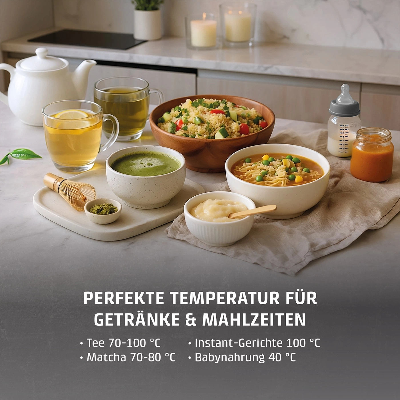Eine Auswahl an Getränken und Speisen, darunter Tee, Matcha, Couscous und Babybrei, die auf einer Küchenarbeitsplatte arrangiert sind.