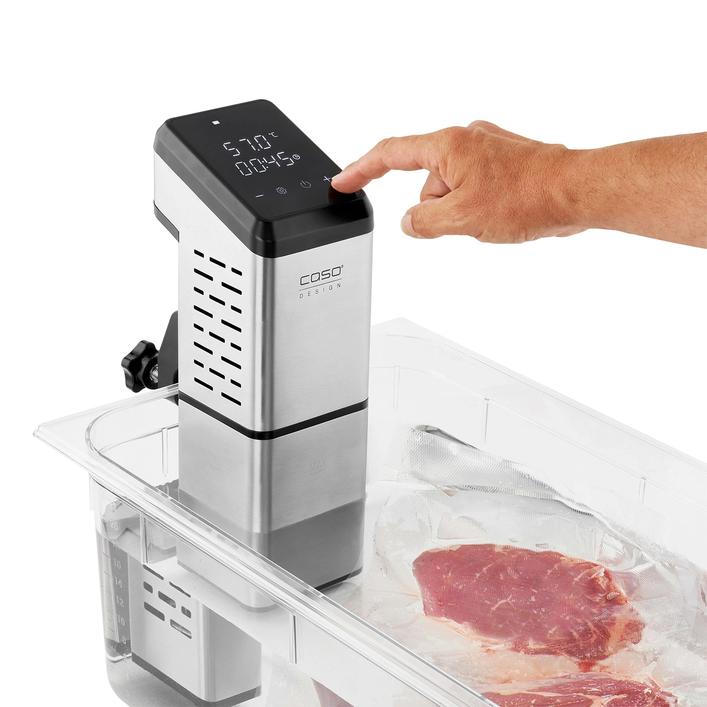 Sous-Vide-Garer mit Fleisch in einem Behälter, Bedienung durch eine Hand.