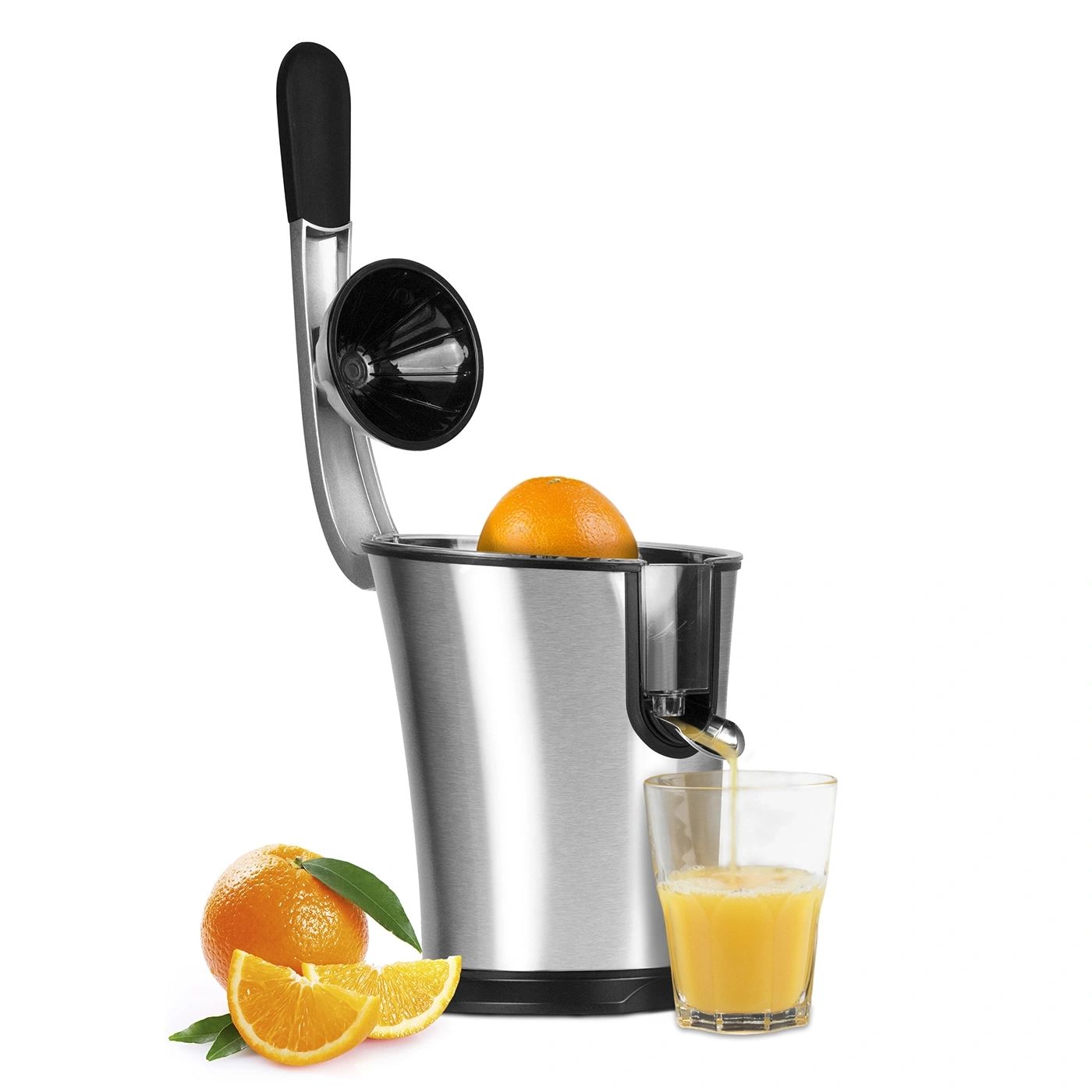 Orangenpresse mit Orange und Glas, Saft wird gepresst