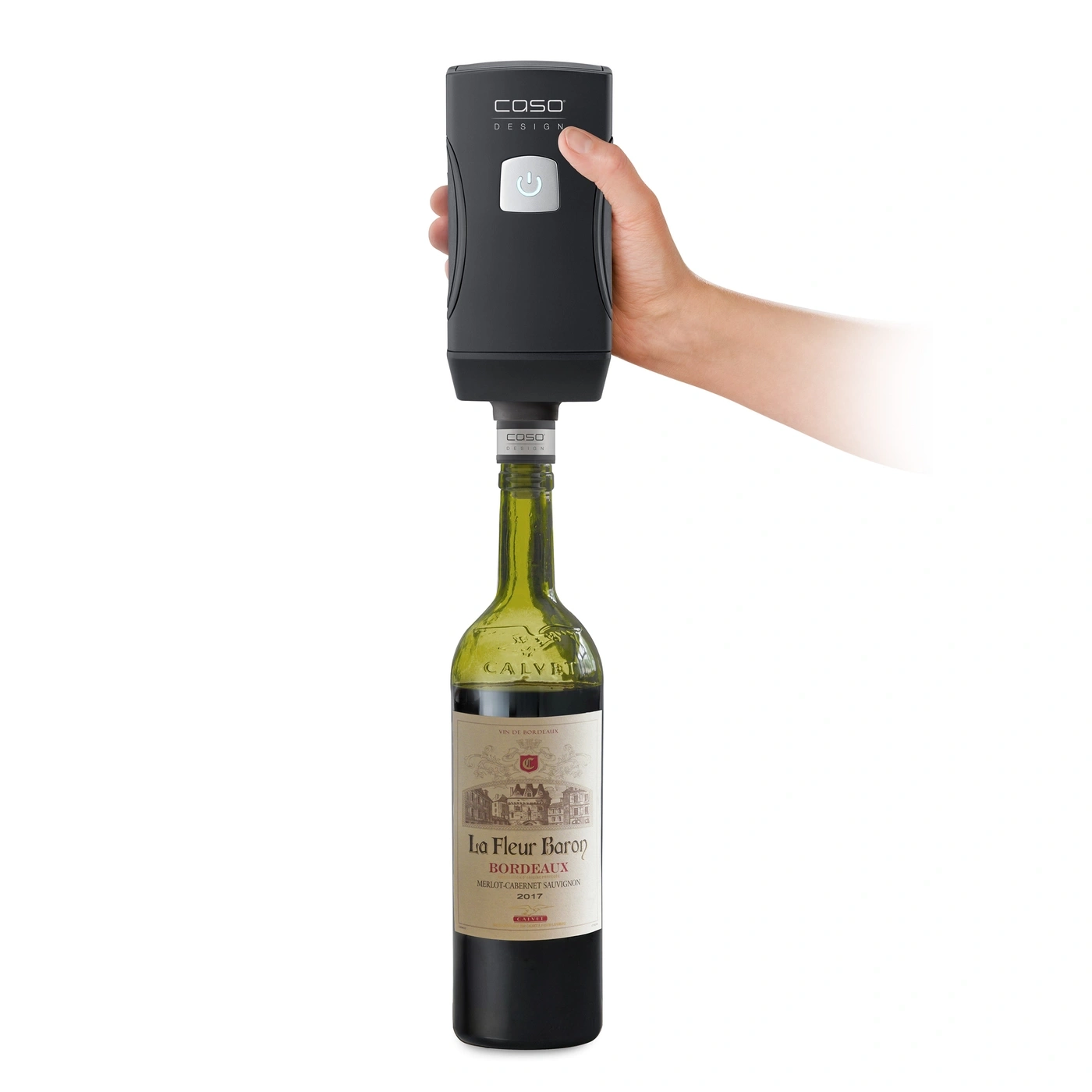 Eine Person, die ein schwarzes Gerät auf eine Weinflasche setzt, um Wein zu servieren.