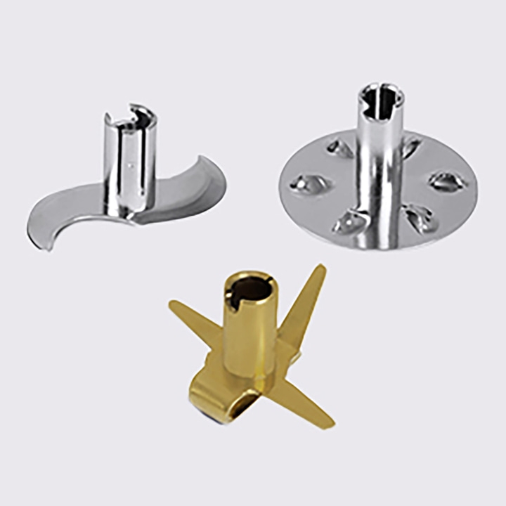 Drei verschiedene Metallklingen für einen Mixer, Nahaufnahme, isoliert auf weißem Hintergrund.