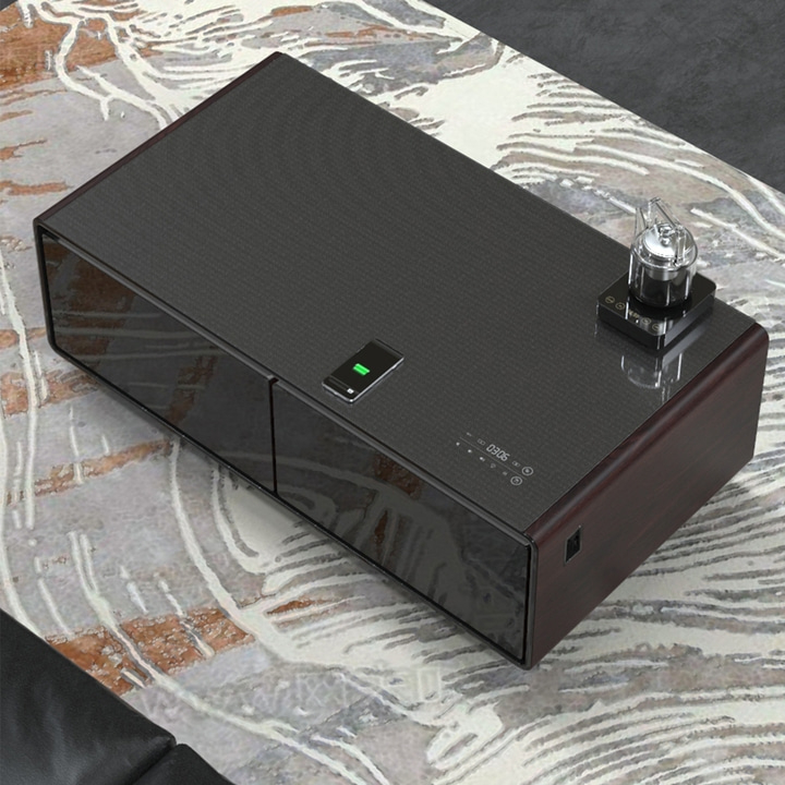Moderner Couchtisch mit integrierter Ladestation und Uhr, elegantes Design.