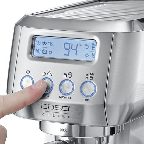 Kaffeemaschine mit Knöpfen und Display, Finger drückt Espresso-Taste, Temperaturanzeige 94°C