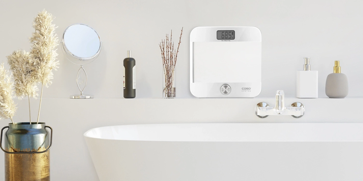 Badezimmer-Szene mit Waage, Spiegel, Flasche und Dekoration. Minimalistisch und hell.