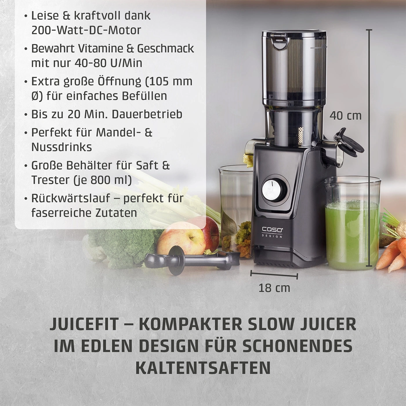 Ein schwarzer Slow Juicer von Caso mit Saft und Gemüse daneben.