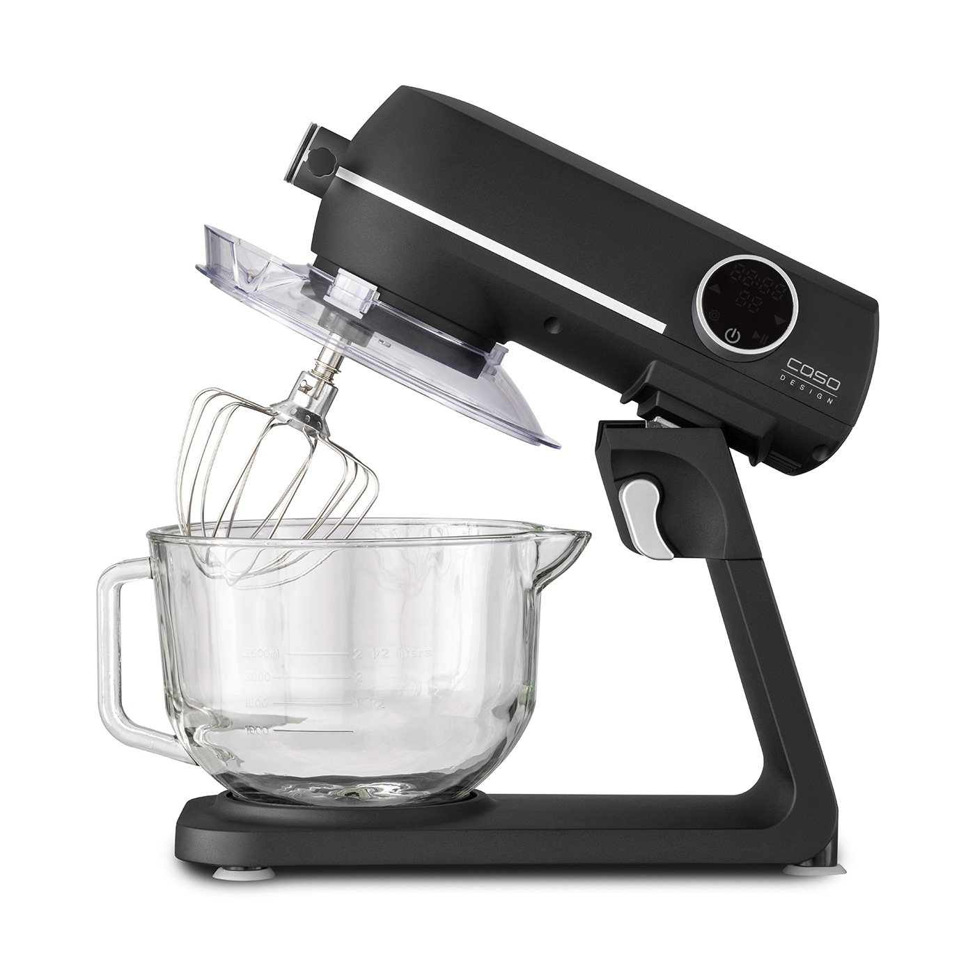 Schwarze Küchenmaschine mit Glasbehälter und Schneebesen, bereit zum Backen.