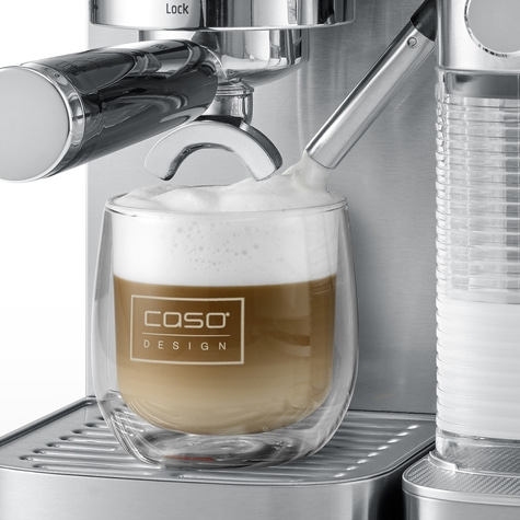 Kaffeezubereitung mit Milchaufschäumer, Glas mit Logo, Espresso-Maschine, Schaum