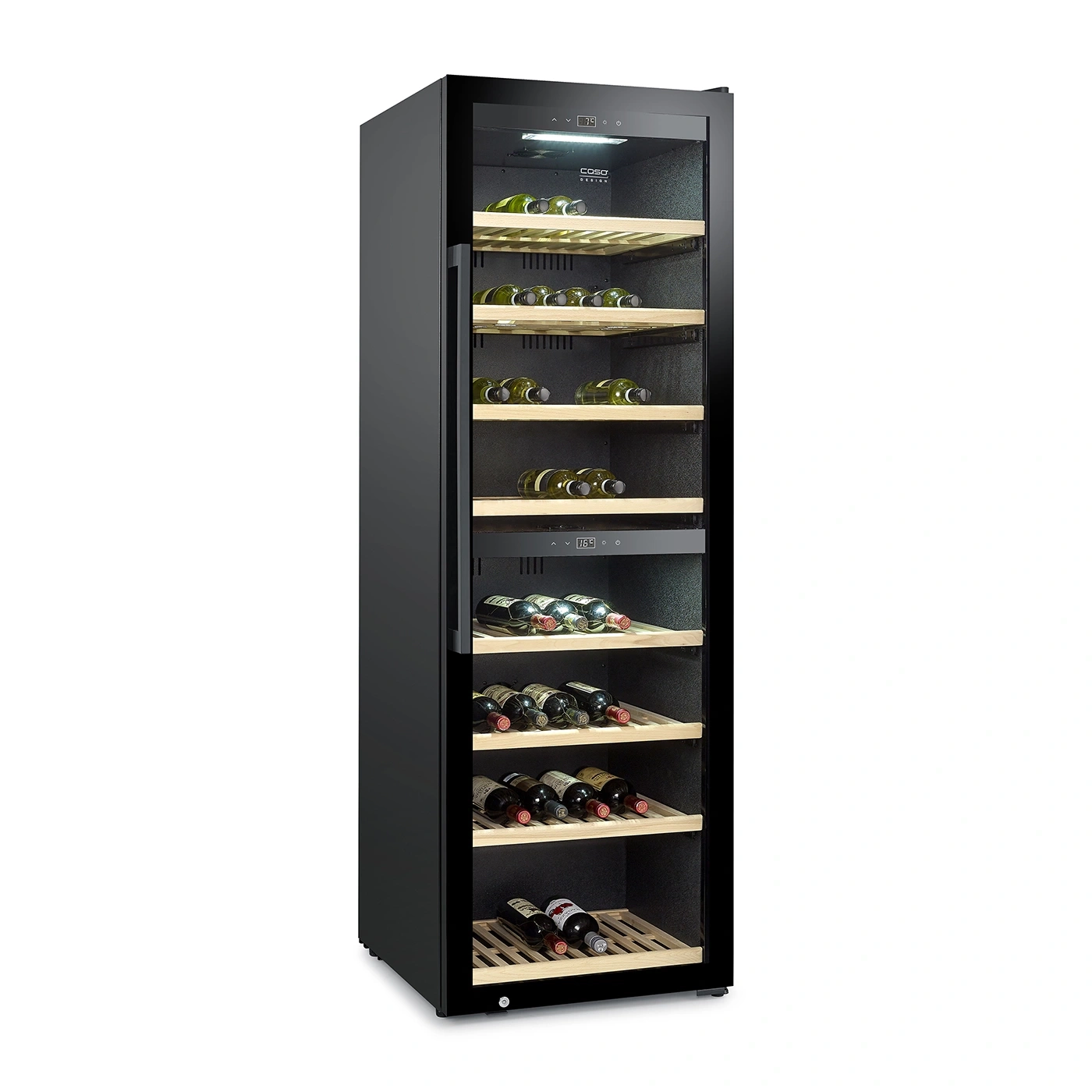 Ein schlanker schwarzer Weinkühlschrank mit Holzböden und mehreren Flaschen Wein.