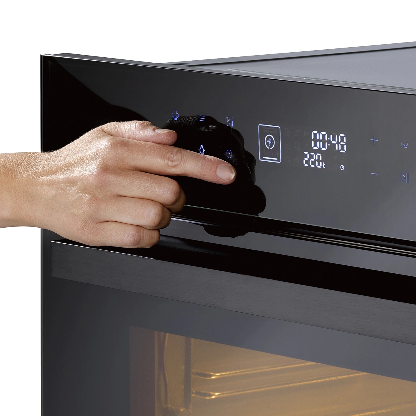 Hand dreht Ofenknopf, um die Backeinstellungen zu ändern, mit digitaler Anzeige.