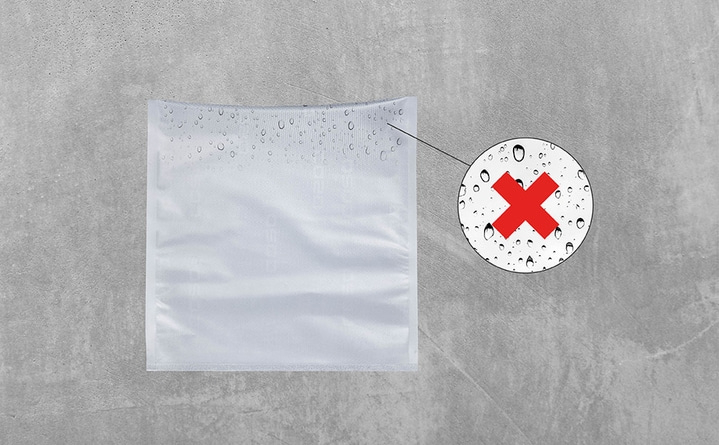 A white bag with water droplets and a red X symbol, not recommended.