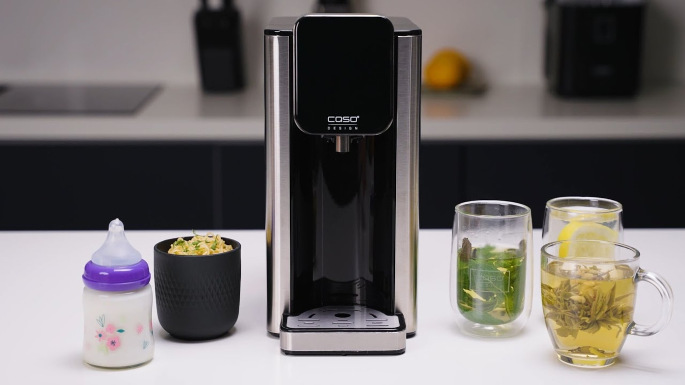 Wasserkocher mit Getränken, Babyflasche und Essen auf dem Tisch