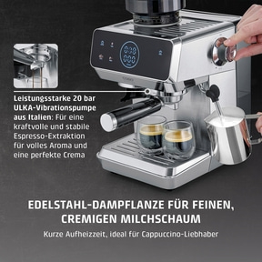 Eine silberne Espressomaschine mit zwei Gläsern und Milchschaumkännchen.