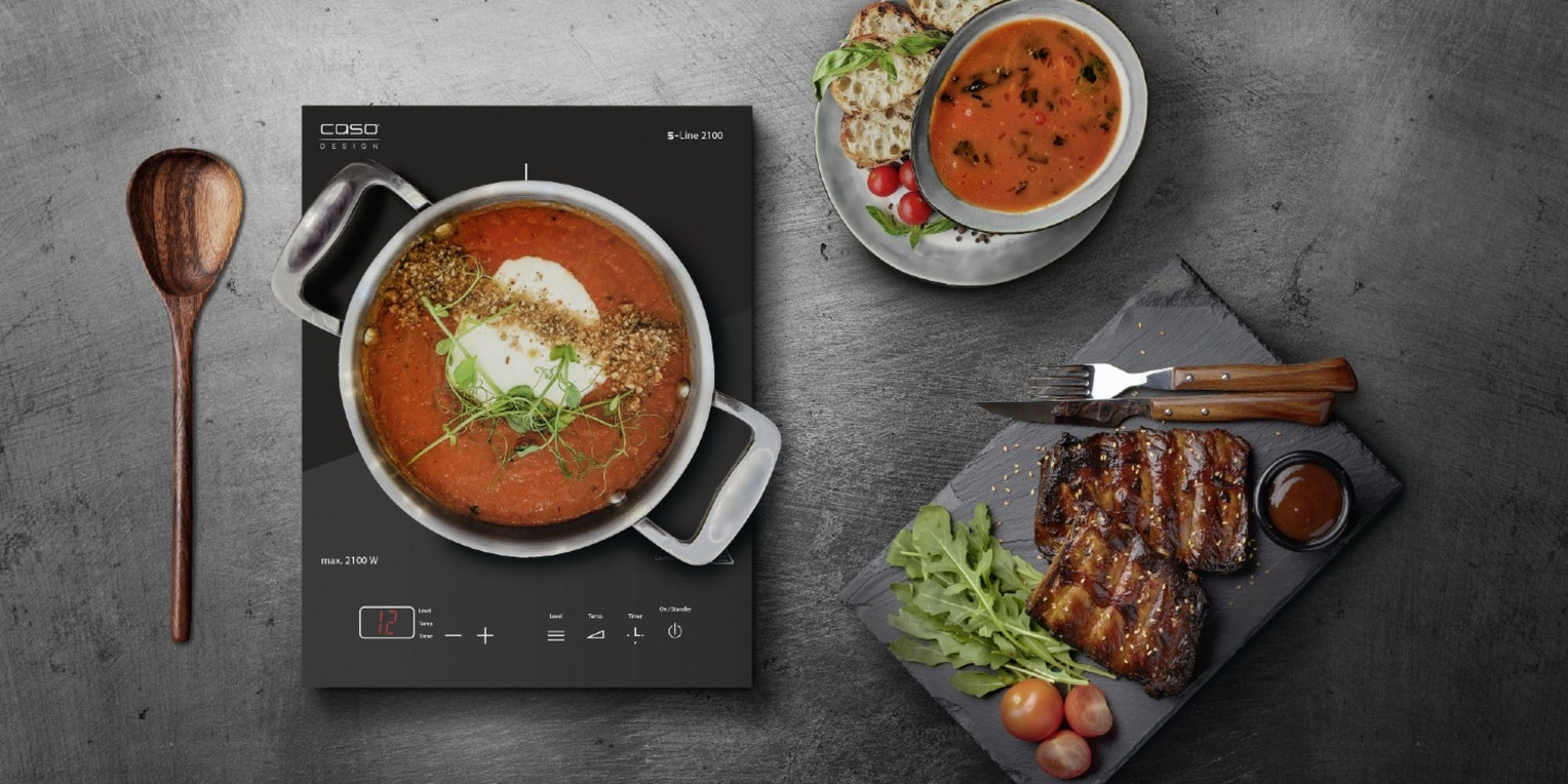 Köstliches Essen: Suppe, Rippchen, Kochplatte, Löffel, Brot, Tomaten, Kräuter, Soße