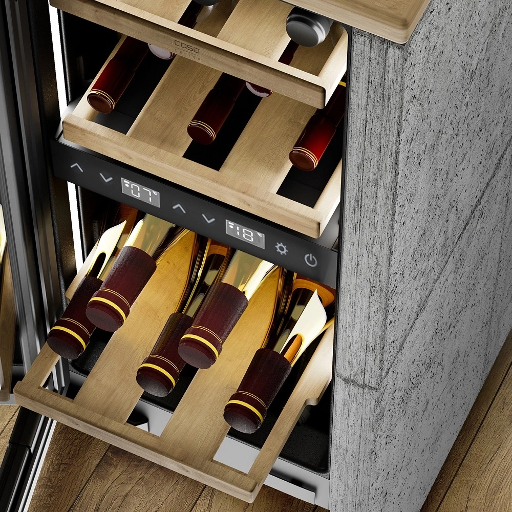 Weinkühlschrank mit Flaschen, Holzregalen und Temperaturanzeige, Nahaufnahme