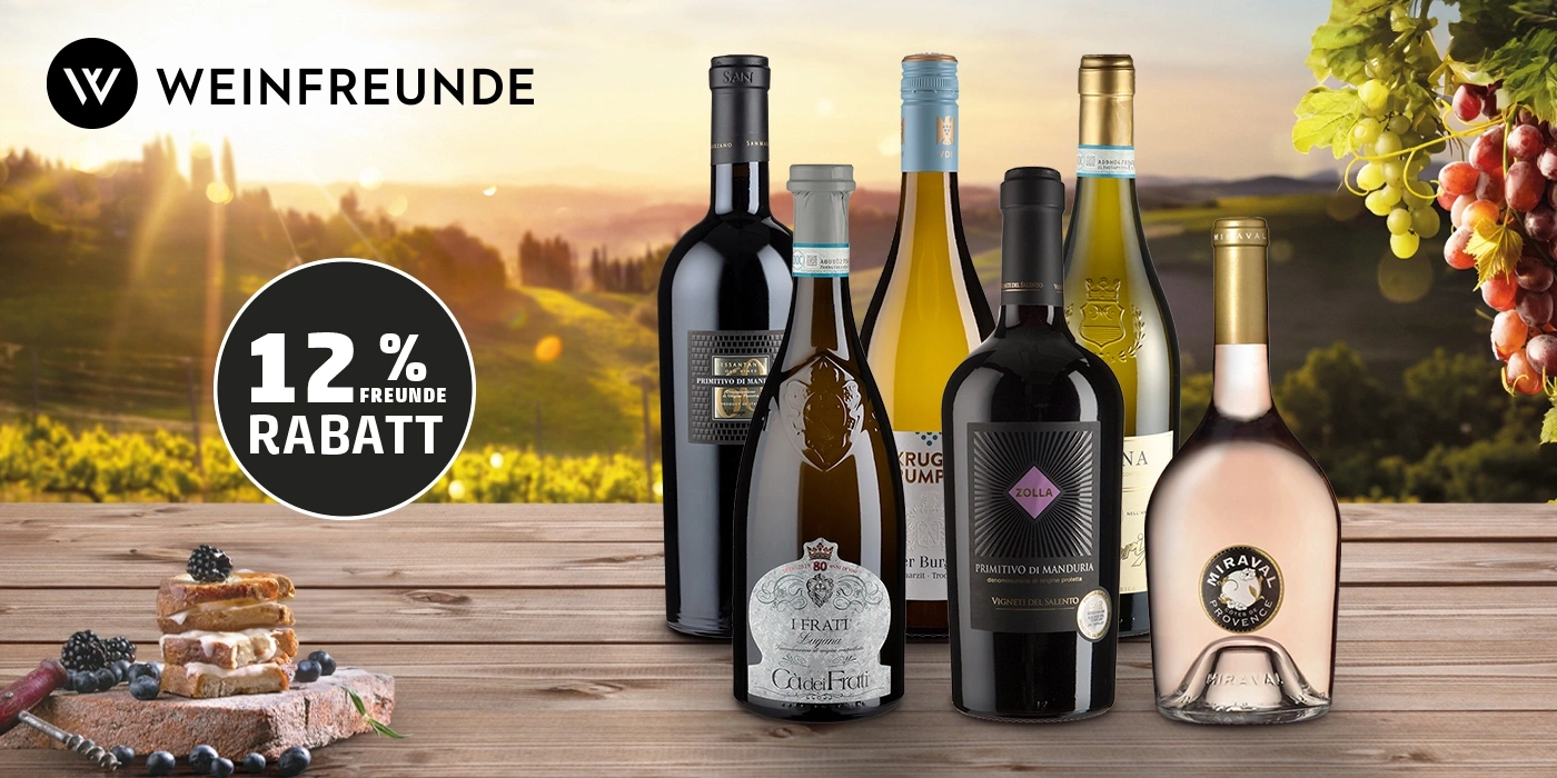 Weinangebot mit 12% Rabatt, Weinflaschen und Trauben auf Holzuntergrund.