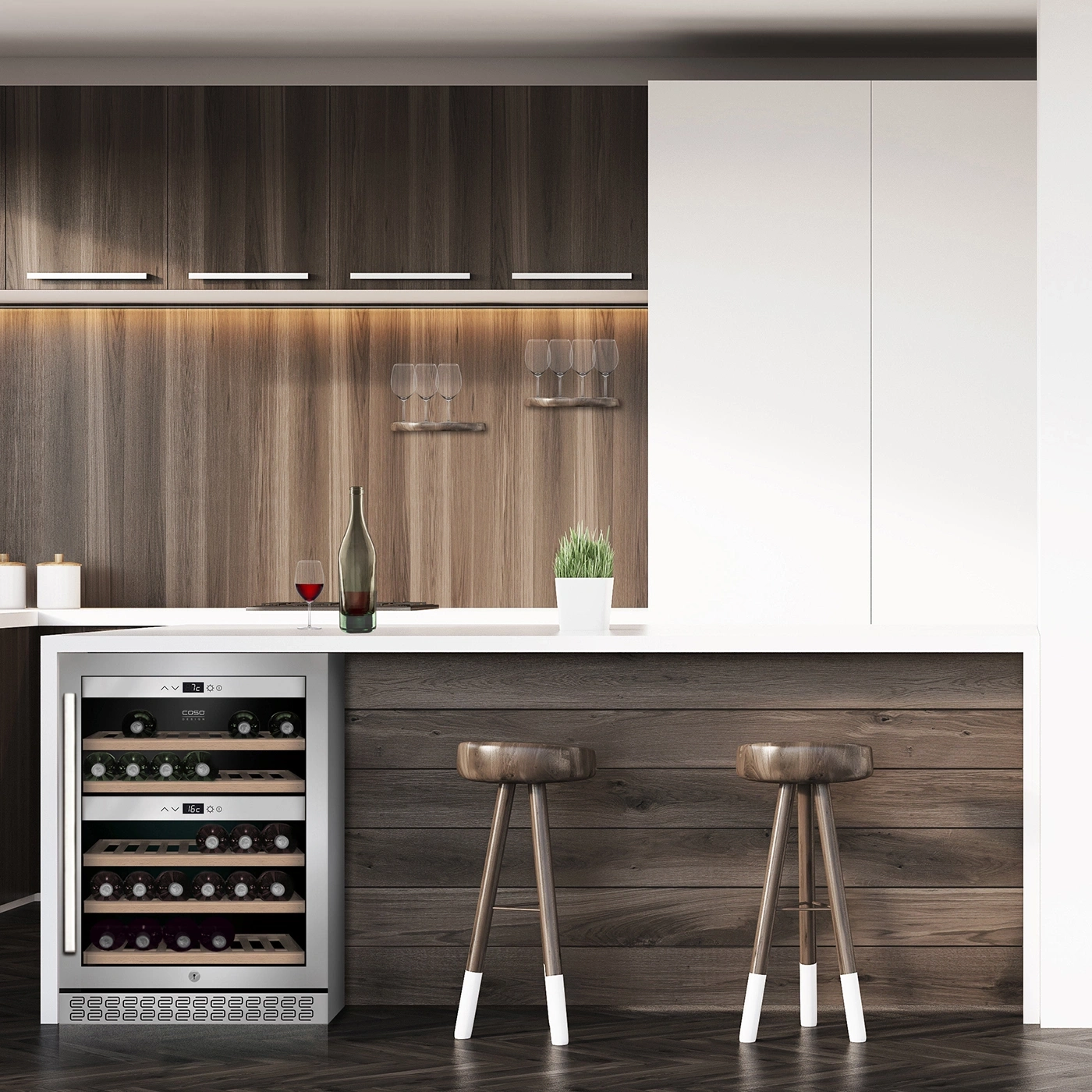 Küche mit Weinkühler, Barhockern und Weinflasche. Holzdekor und modernes Design.