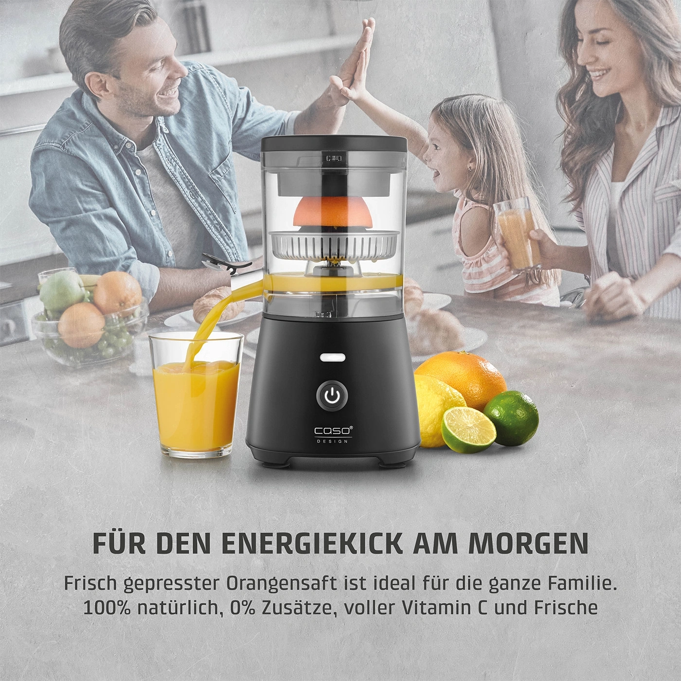 Familie genießt frisch gepressten Orangensaft mit einem Entsafter am Morgen.