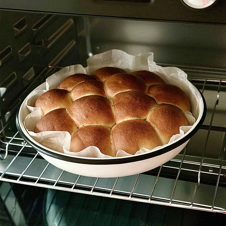 Frisch gebackene Brötchen in einer Schüssel im Ofen. Köstlich und goldbraun.