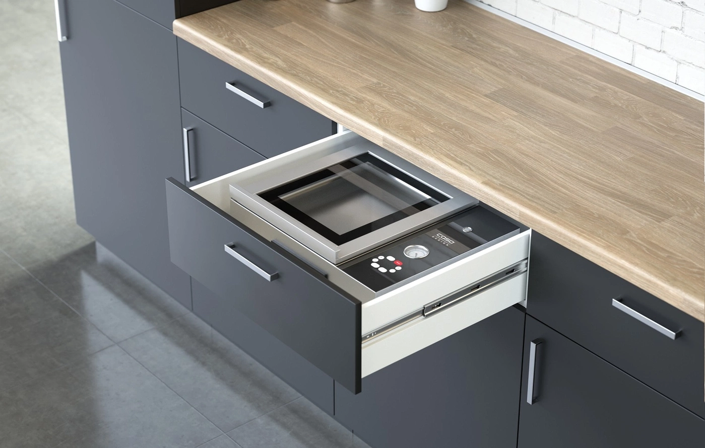 Einbau-Mikrowelle in einer Schublade in einer modernen Küche mit Holzplatte.