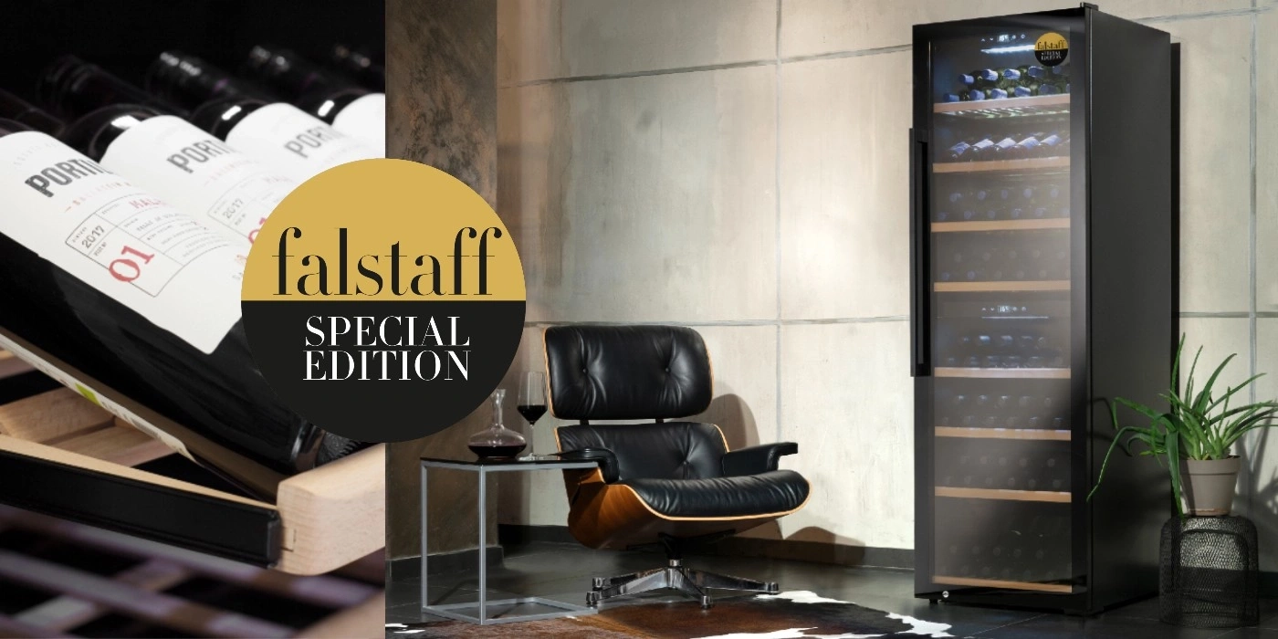 Weinkühlschrank mit Wein, Stuhl und Falstaff Special Edition