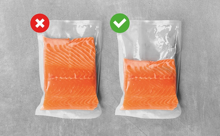Two vacuum-packed salmon pieces, one with a red cross, one with a green check mark.