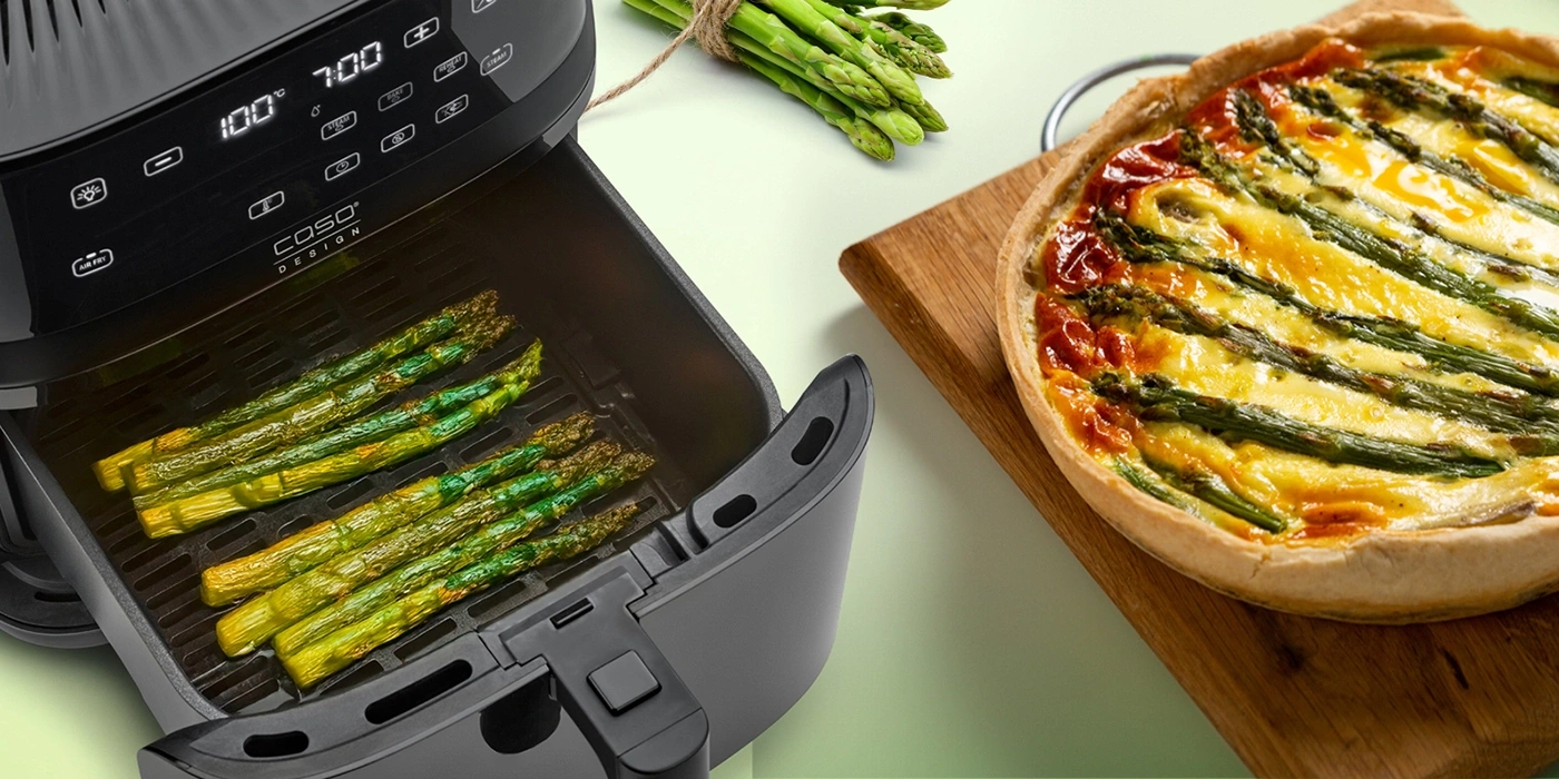 Spargel im Airfryer und Quiche auf Holzbrett, leckeres Essen
