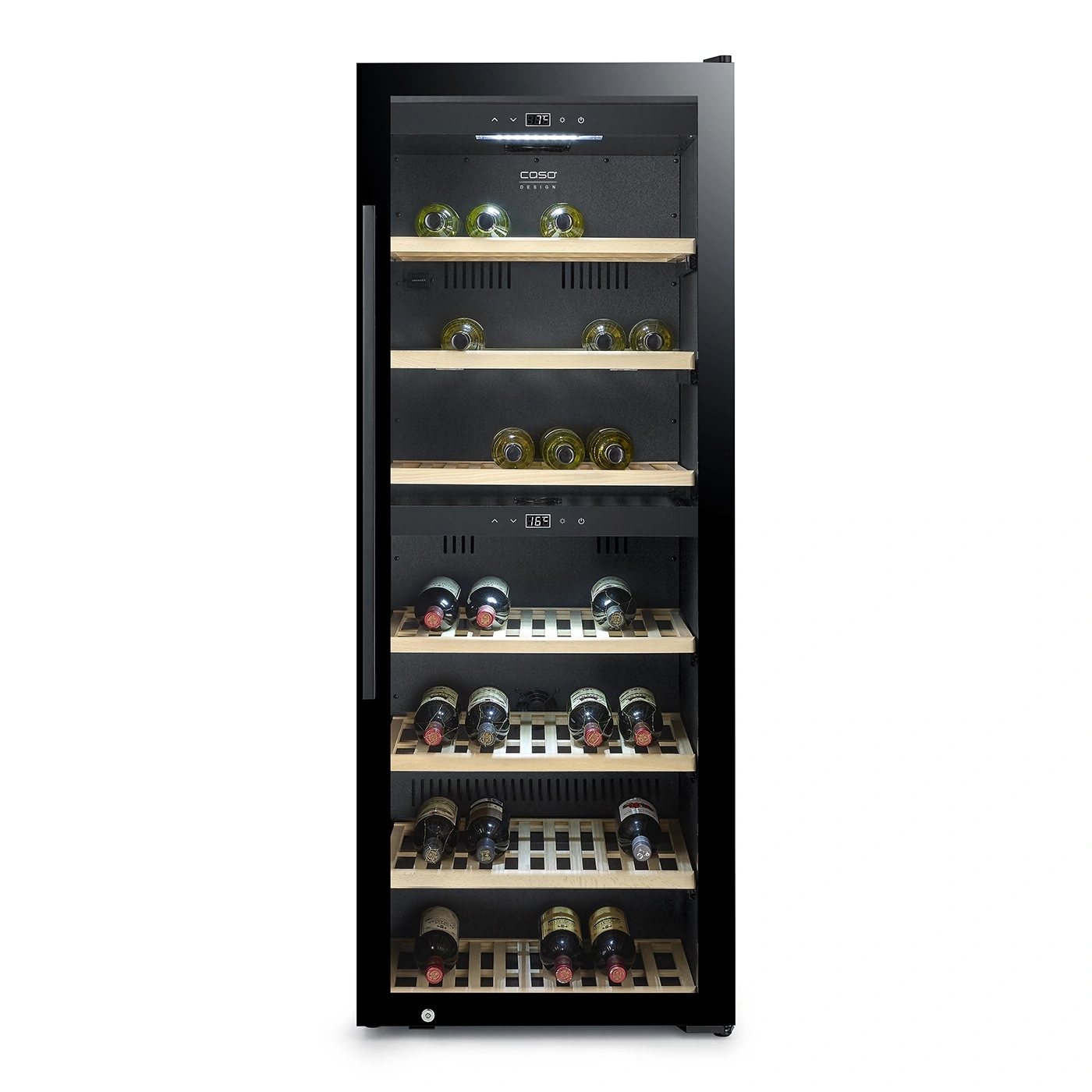 Ein schwarzer Weinkühlschrank mit Glastür und Holzböden, gefüllt mit Weinflaschen.