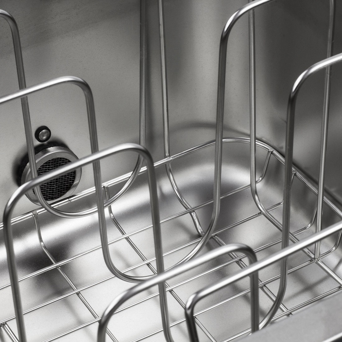 Edelstahl-Spülbecken mit Metallgestell und Abfluss. Nahaufnahme.