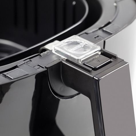 Nahaufnahme eines schwarzen Airfryers mit transparentem Knopf und Pfeil