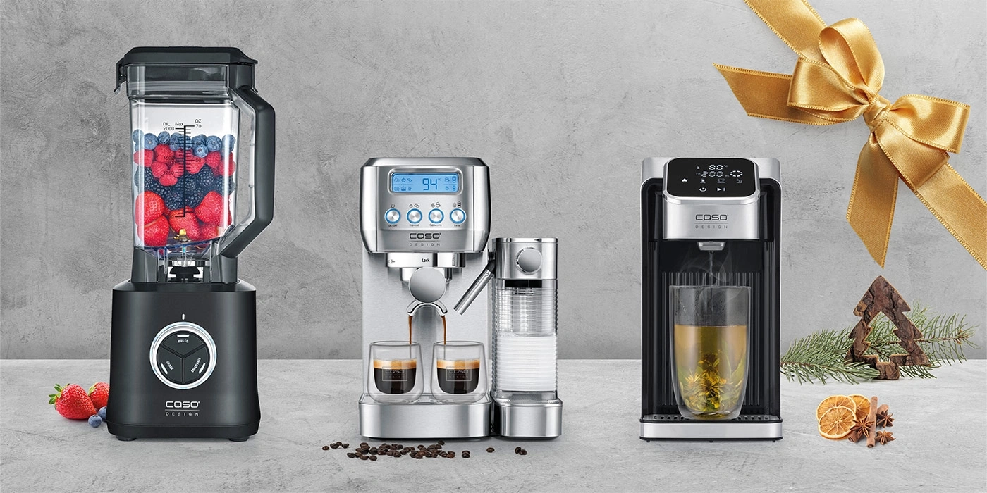 Küchengeräte: Mixer, Espressomaschine und Wasserkocher mit Dekoration.