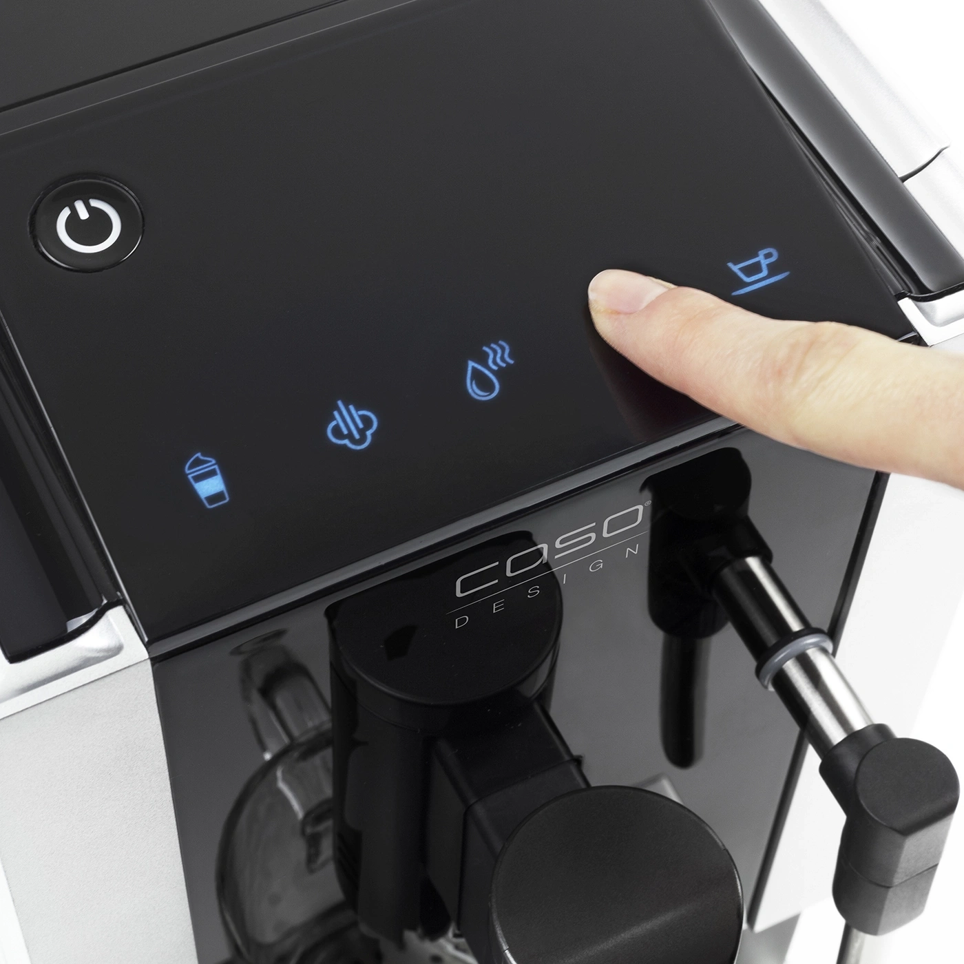 Kaffeemaschine mit Bedienfeld, Finger drückt Taste, blaue Symbole, Caso Design