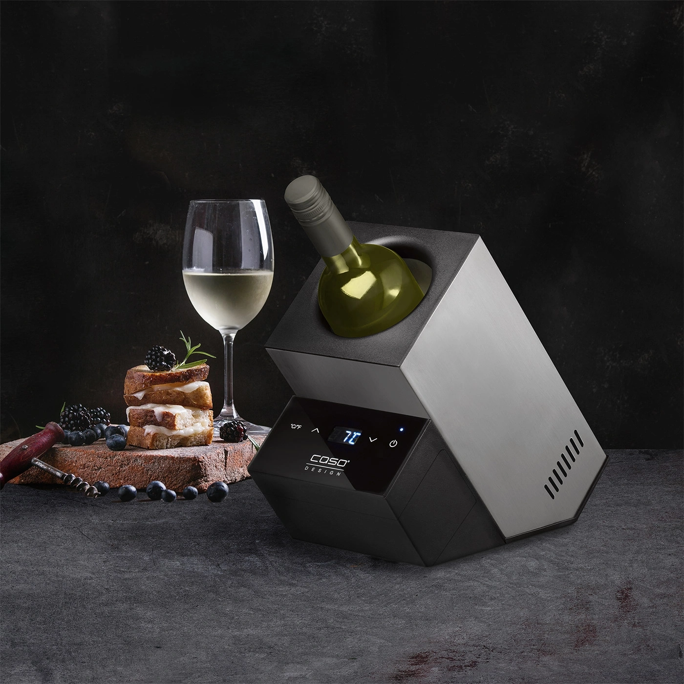 Weißwein mit Kühler, Glas, Essen, Brombeeren, Blaubeeren, Korkenzieher, dunkler Hintergrund