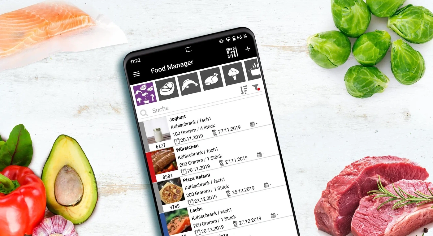 Ein Smartphone zeigt die Food Manager App mit Lebensmittelliste und frischen Lebensmitteln.