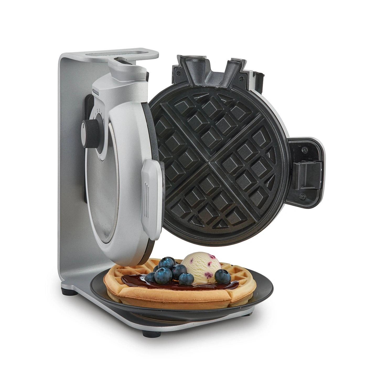 Waffeleisen mit Waffel, Eis und Blaubeeren auf einem Teller. Lecker!